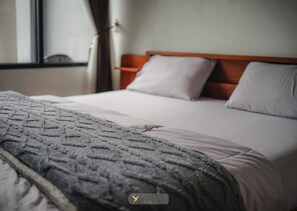 Basic-Doppelzimmer, Blick auf den Innenhof | Schreibtisch, kostenloses WLAN
