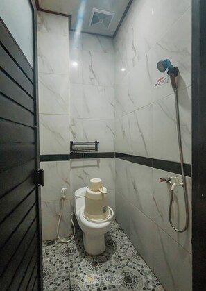 Shower, free toiletries, towels, soap