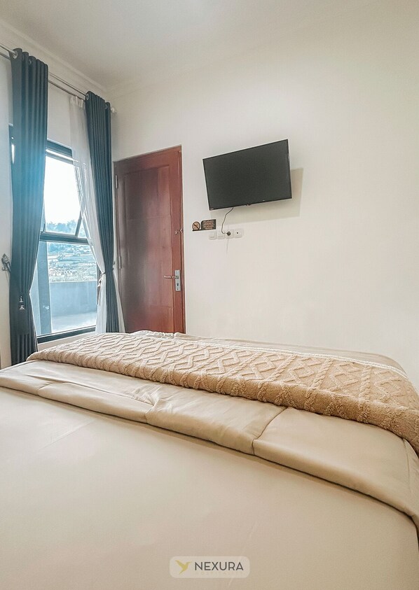 Deluxe Double Room, Mountain View | Desk, free WiFi