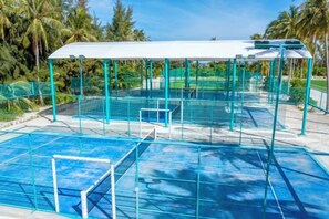 Une piscine dotée d’une zone abritée et d’un poteau de but.