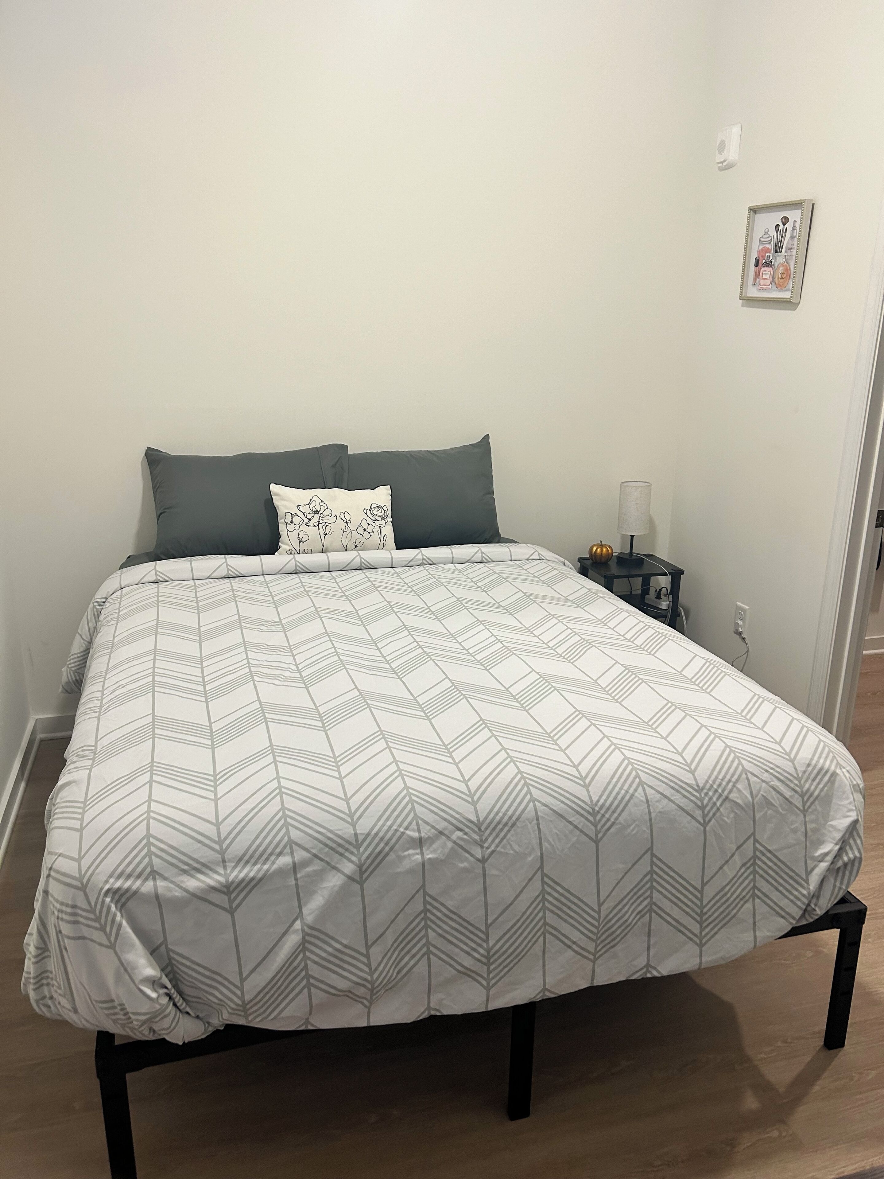 1 chambre, bureau, fer et planche à repasser, lit parapluie