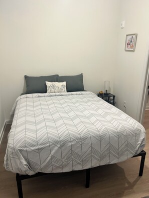 1 Schlafzimmer, Schreibtisch, Bügeleisen/Bügelbrett, Reisekinderbett