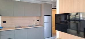 Geladeira, cooktop, talheres/pratos/utensílios de cozinha