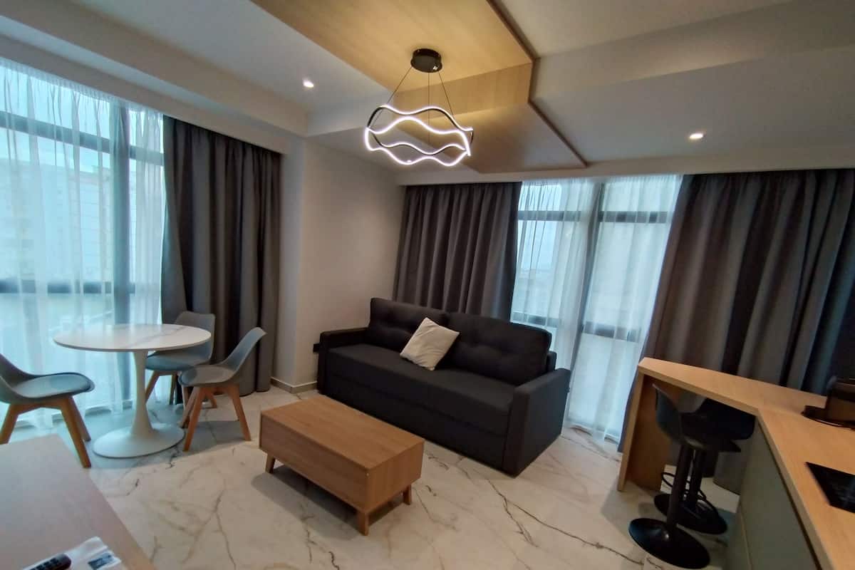 Deluxe-Apartment | Wohnbereich | 50-Zoll-Smart-TV mit Digitalempfang