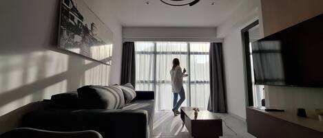 Deluxe-Apartment | Wohnbereich | 50-Zoll-Smart-TV mit Digitalempfang