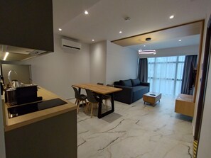 Deluxe Apartment | Living area | 50-inch Smart TV with digital channels - Vardaris Apartments (Thessaloniki)