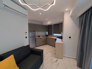 Suite junior | Zona de estar | Smart TV de 50 pulgadas con canales digitales