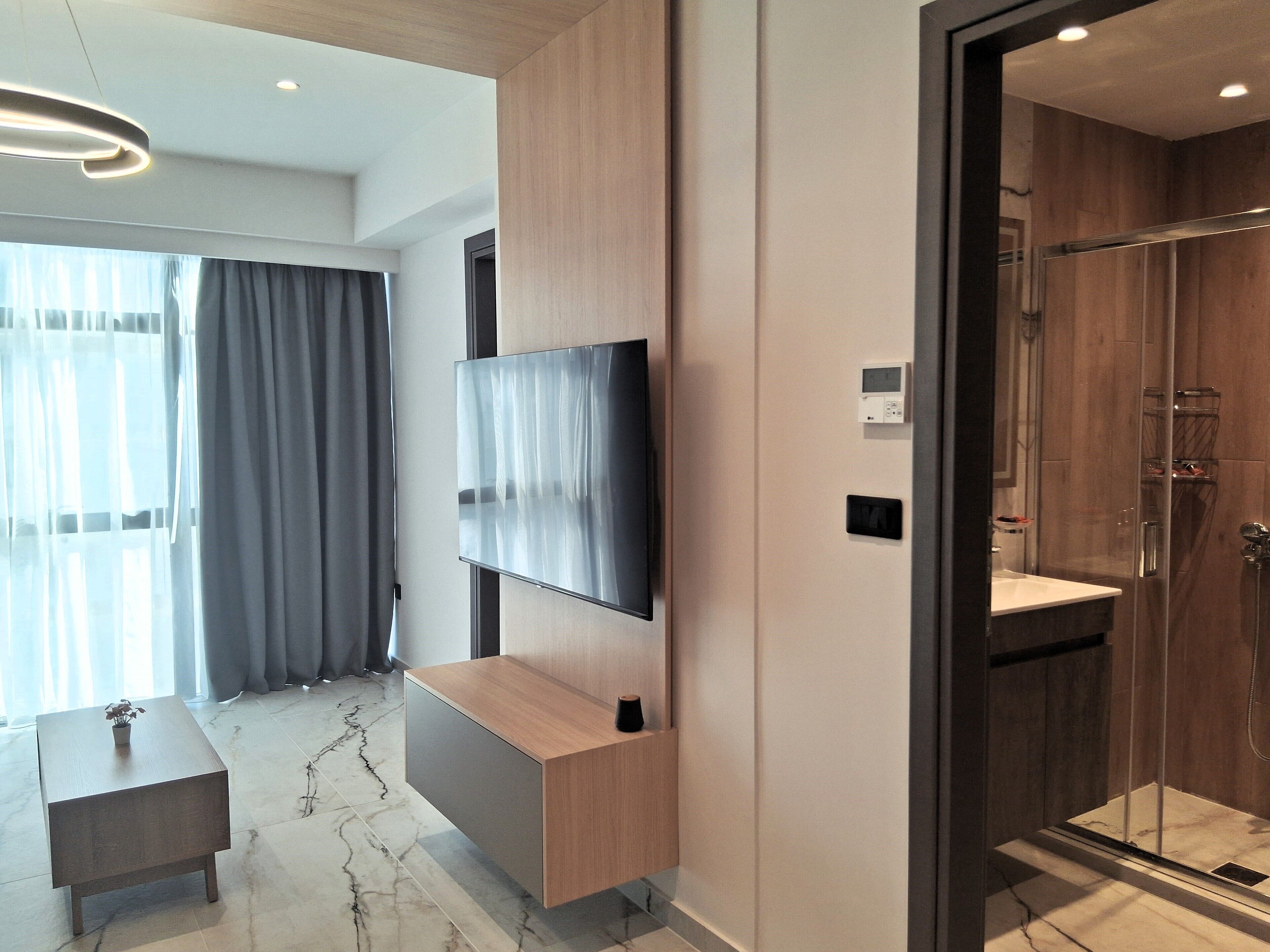 Apartamento Deluxe | Zona de estar | Smart TV de 50 pulgadas con canales digitales