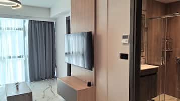 Leilighet – deluxe | Oppholdsområde | En 50-tommers smart-TV med digitale kanaler
