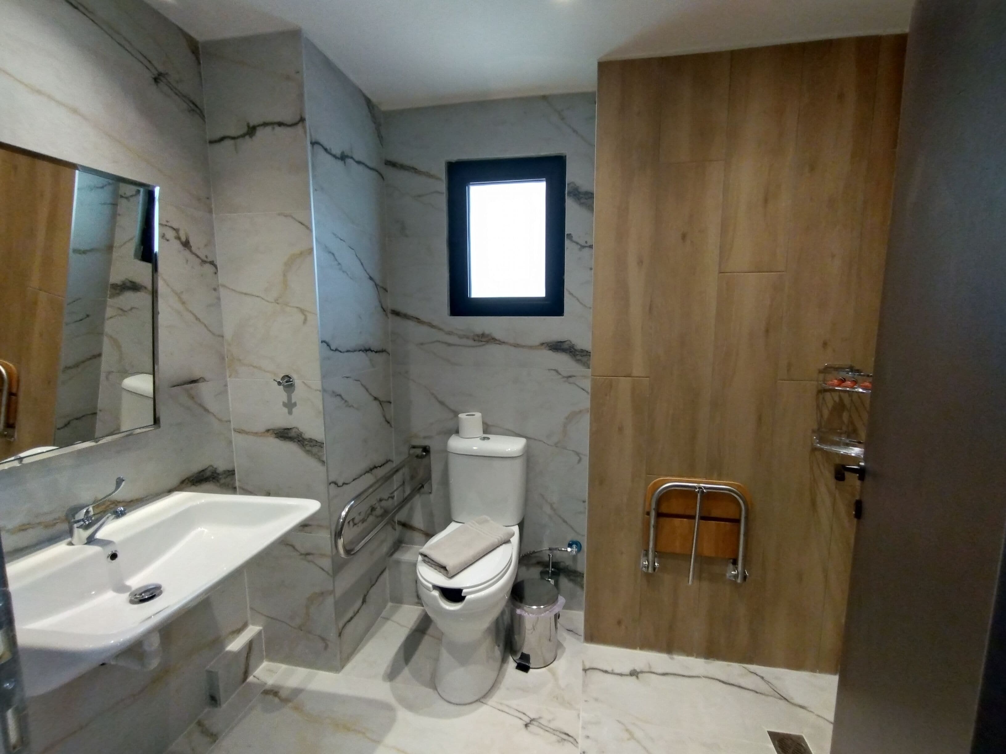 Superior Studio | Bathroom | Shower, free toiletries, hair dryer, slippers