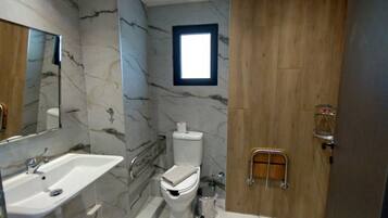 Superior Studio | Bathroom | Shower, free toiletries, hair dryer, slippers