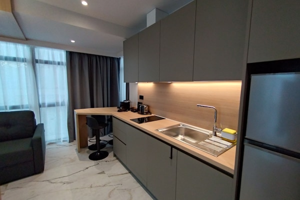 Deluxe-Apartment | Wohnbereich | 50-Zoll-Smart-TV mit Digitalempfang