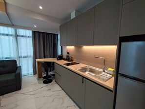 Apartamento Deluxe | Zona de estar | Smart TV de 50 pulgadas con canales digitales