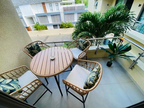 Lush Apartment with Picturesque Views, Air Conditioning, and Close to the Sea