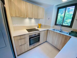 Kjøleskap, mikrobølgeovn, ovn og kokeplater