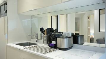 Kühlschrank, Mikrowelle, Herdplatte, Geschirrspüler