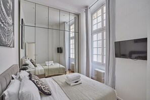 3 chambres, bureau, fer et planche à repasser, lit parapluie