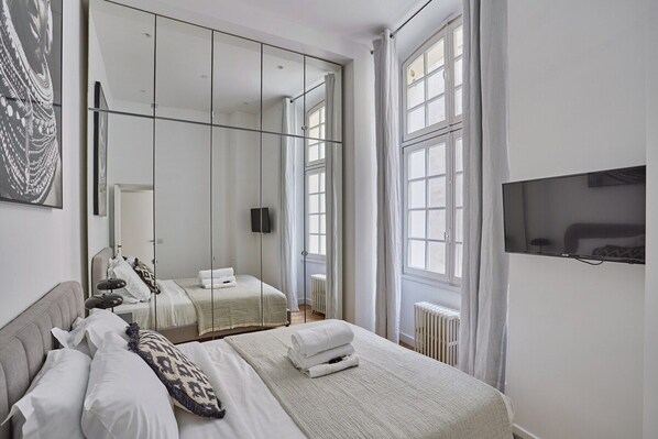 2 slaapkamers, een strijkplank/strijkijzer, beddengoed