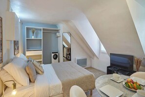 Iron/ironing board, bed sheets