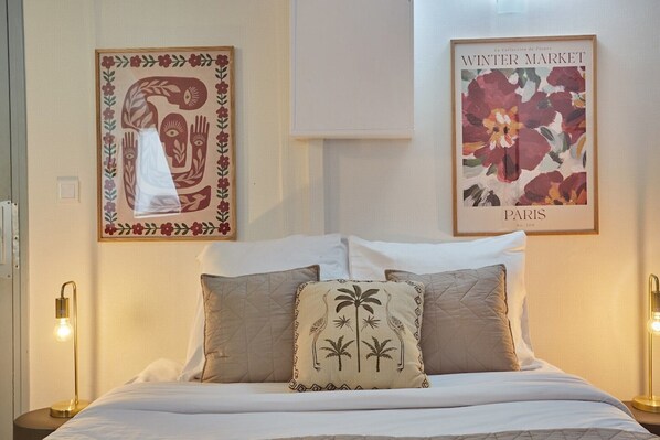 Iron/ironing board, bed sheets