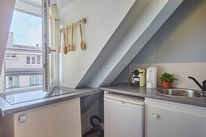 Fridge, microwave, stovetop, coffee/tea maker