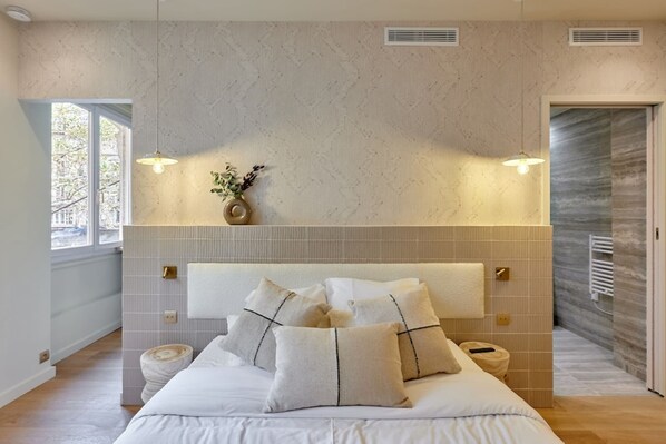 Iron/ironing board, bed sheets