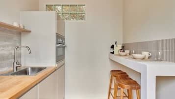 Een koelkast, een microgolfoven, een kookplaat