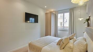 Een strijkplank/strijkijzer, beddengoed