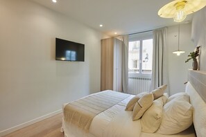 Iron/ironing board, bed sheets