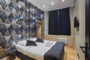 3 bedrooms, desk, iron/ironing board, bed sheets