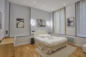 3 bedrooms, desk, iron/ironing board, bed sheets