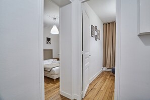 2 habitaciones, tabla de planchar con plancha y ropa de cama 