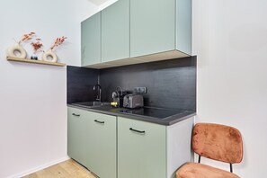 Fridge, microwave, stovetop, coffee/tea maker