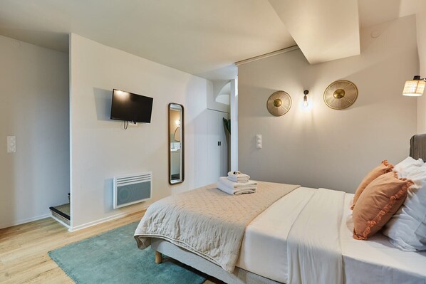 Iron/ironing board, bed sheets
