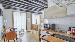 コーヒー / ティーメーカー、冷蔵庫、電子レンジ、コンロ