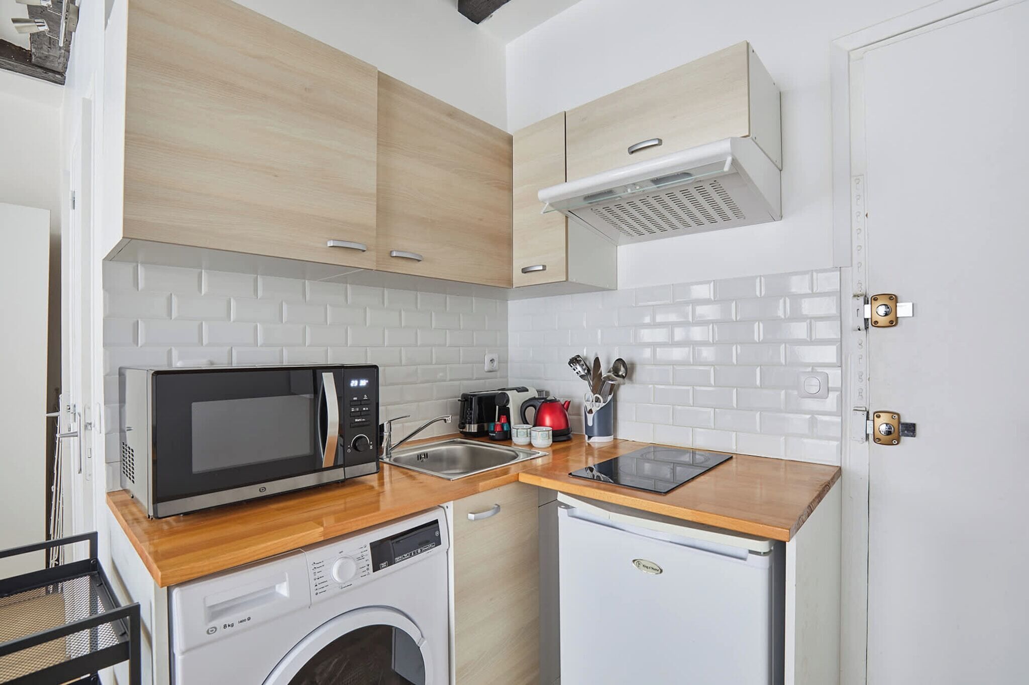 Jääkaappi, mikroaaltouuni, liesi, kahvin-/teenkeitin