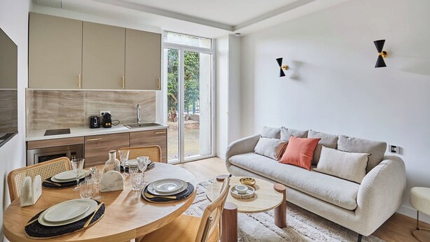 Un espacio moderno para vivir con comedor, sofá y cocina.