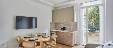 智能电视、办公室