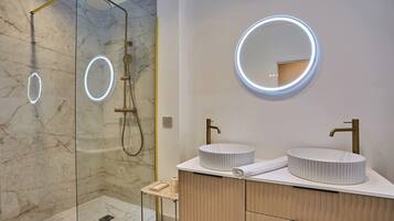 Shower, hair dryer, towels