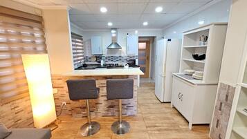 Een koelkast, een microgolfoven, een oven, een kookplaat