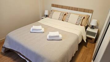 3 dormitoris, escriptori, planxa i posts de planxar i wifi gratuïta