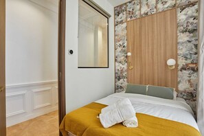 2 habitaciones, escritorio y tabla de planchar con plancha 
