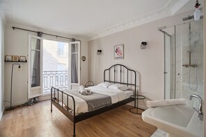 3 bedrooms, iron/ironing board, bed sheets