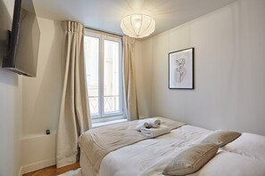 1 Schlafzimmer, Schreibtisch, Bügeleisen/Bügelbrett, Reisekinderbett