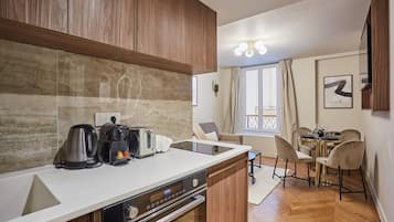 Frigorifero, microonde, forno, piano cottura