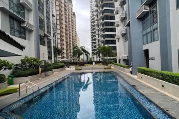 Outdoor pool - J&M Cozy Retreat (Taguig)