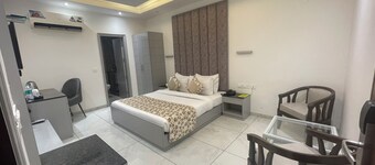 HOTEL THE SAFFRON PARK