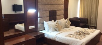 HOTEL THE SAFFRON PARK