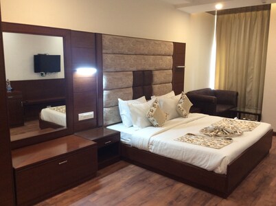 HOTEL THE SAFFRON PARK