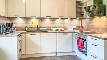 Kühlschrank, Ofen, Geschirrspüler, Kochgeschirr/Geschirr/Besteck